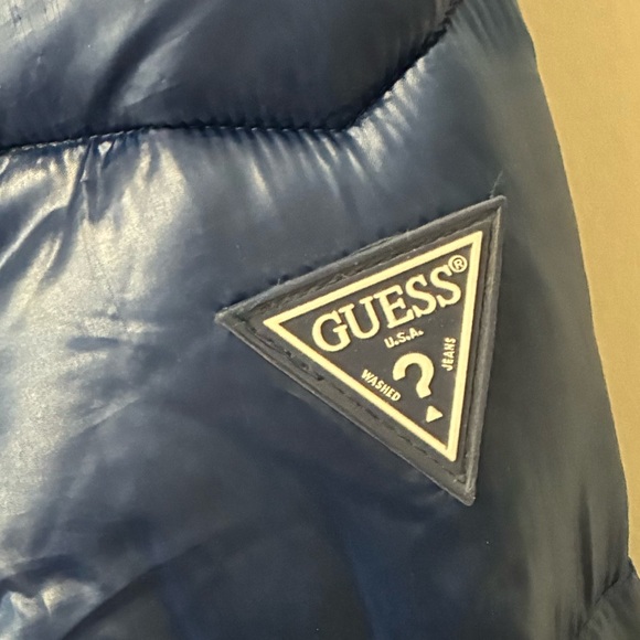 Women’s size small Guess Navy blue Puffer Coat with hood. Logo on left arm. - Picture 13 of 13
